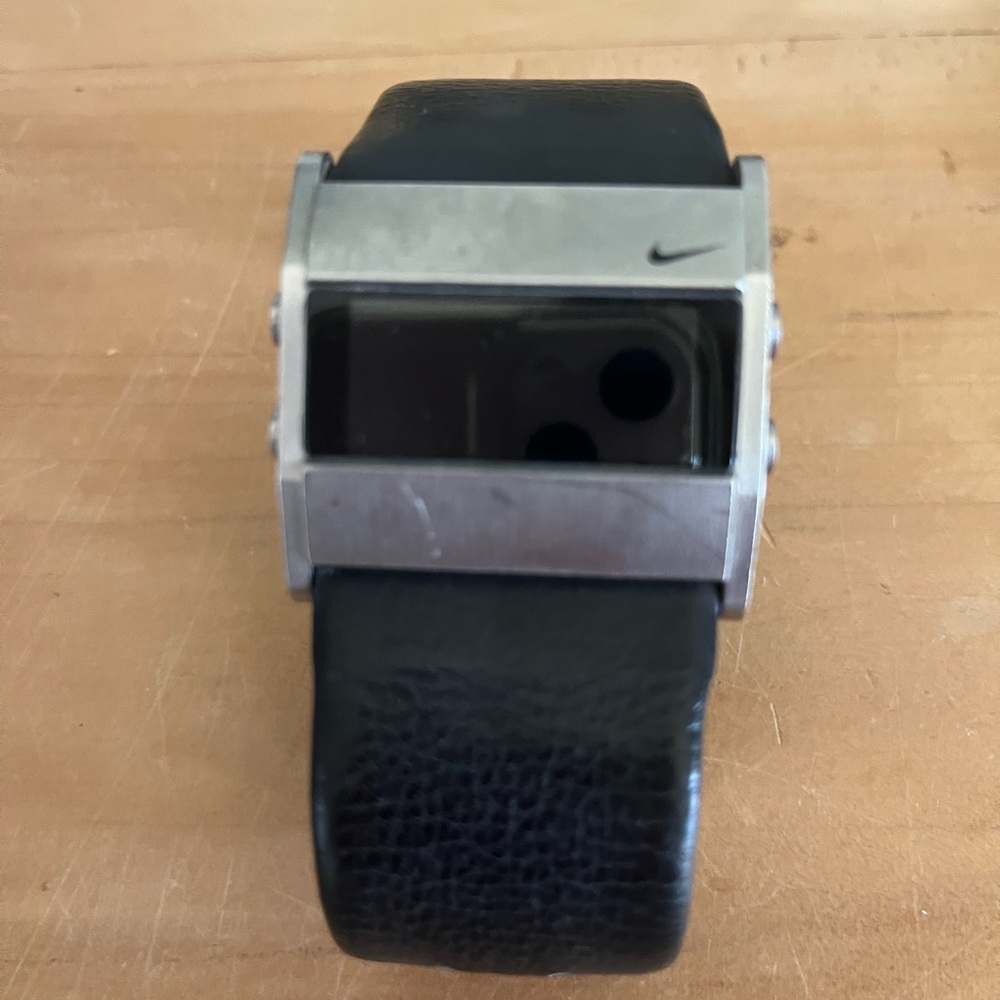 Nike Oregon watch. Pretty sure it just needs a battery replacement.
